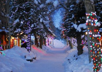5 towns in Colorado beaming with holiday spirit