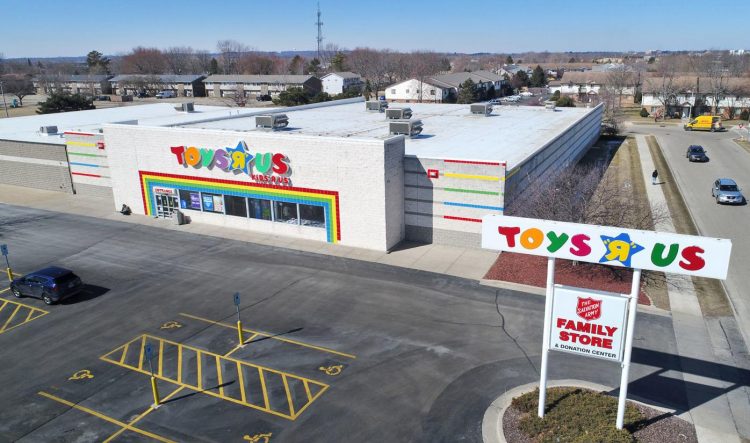 Toys R Us is coming back next year, partnering with Macy’s