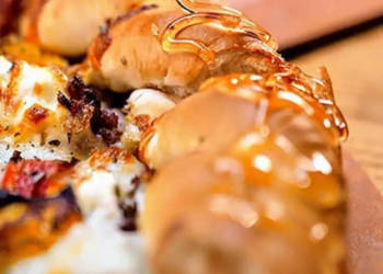 Colorado, a state known for its stunning natural landscapes and outdoor adventures, also has its unique style of pizza. While most people are familiar with traditional Italian, New York, Chicago deep dish, and Greek pizzas, Colorado-style pizza, also known as Mountain Pie, is a lesser-known but equally delicious option.