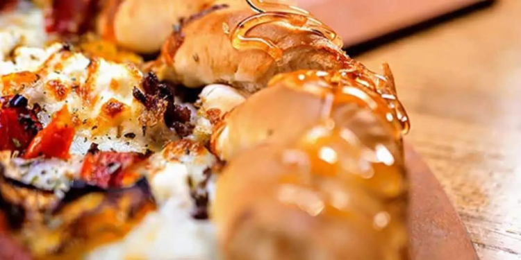 Colorado, a state known for its stunning natural landscapes and outdoor adventures, also has its unique style of pizza. While most people are familiar with traditional Italian, New York, Chicago deep dish, and Greek pizzas, Colorado-style pizza, also known as Mountain Pie, is a lesser-known but equally delicious option.