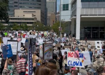 Thousands Rally Peacefully in Denver for Nationwide ‘No Kings’ Protest
